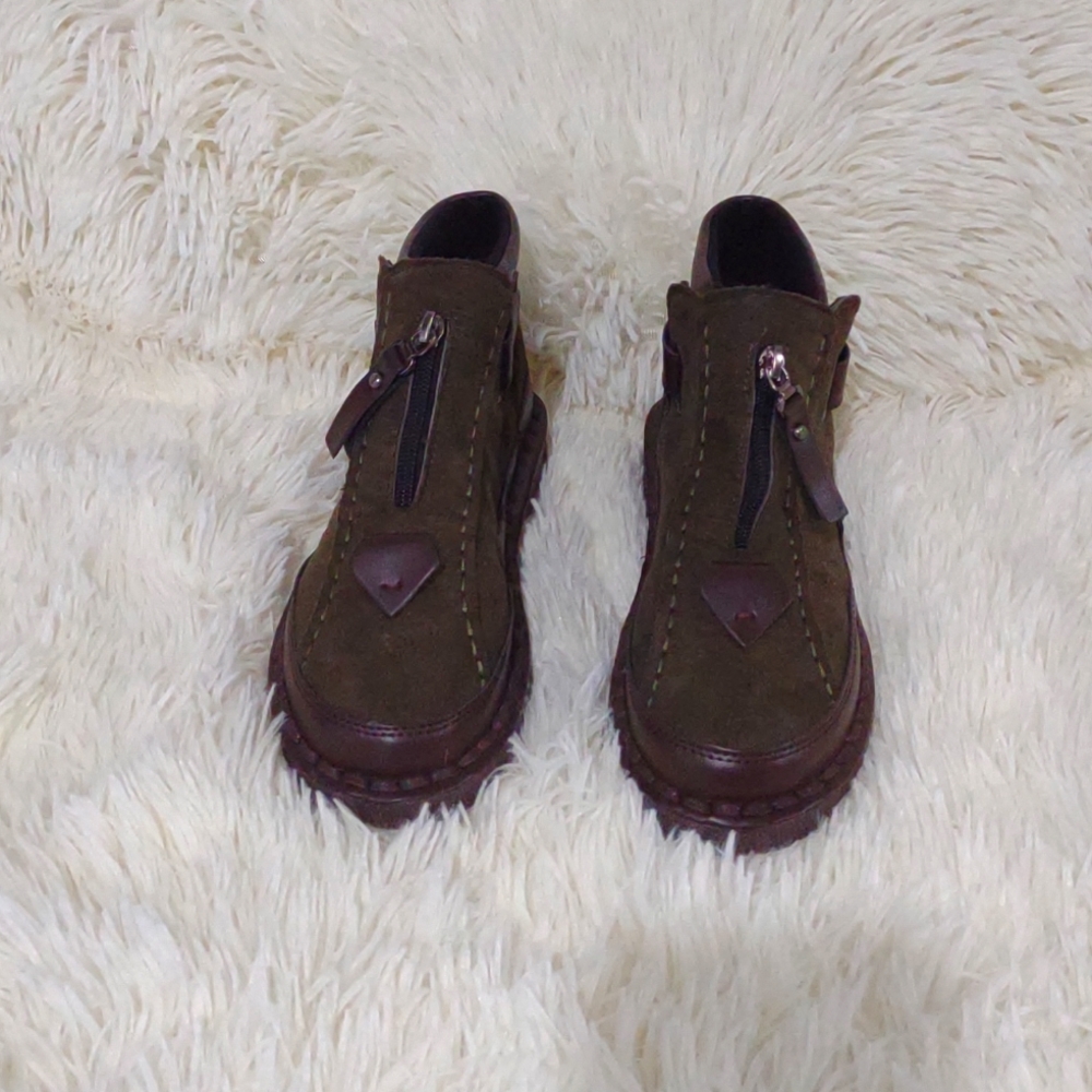 Boots purchased on-line, size 6-6.5, hunter green.